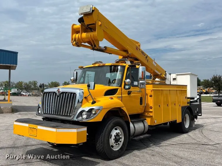 2009 International 7400 bucket truck