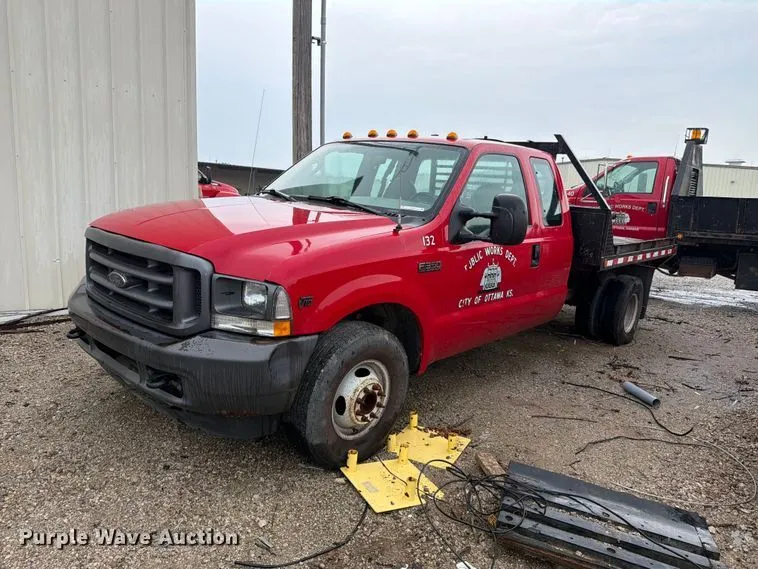 2004 Ford F350 Super Duty XL Ext. Cab dump flatbed pickup truck