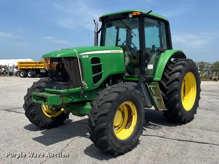 2009 John Deere 7230 MFWD tractor