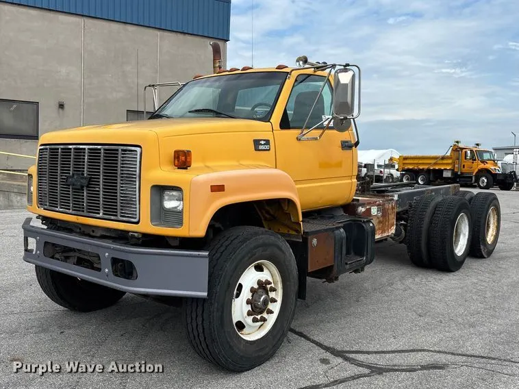 1999 Chevrolet C8500 truck cab and chassis