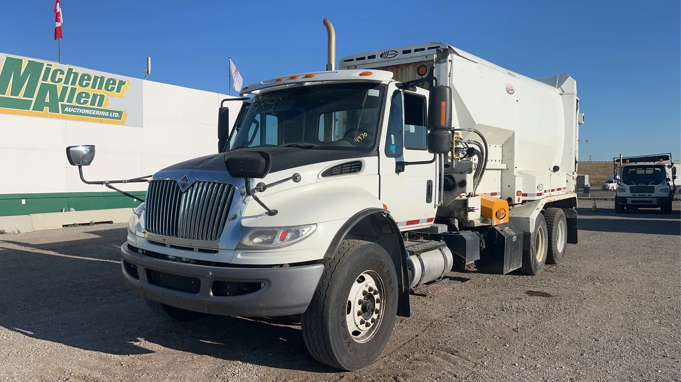 2018 International WorkStar 7400 T/A Refuse Truck