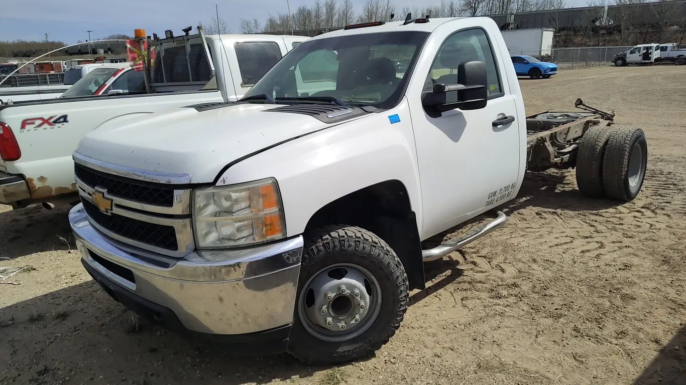 Non-Operable 2011 Chevrolet Silverado 3500HD CC S/A Cab & Chassis