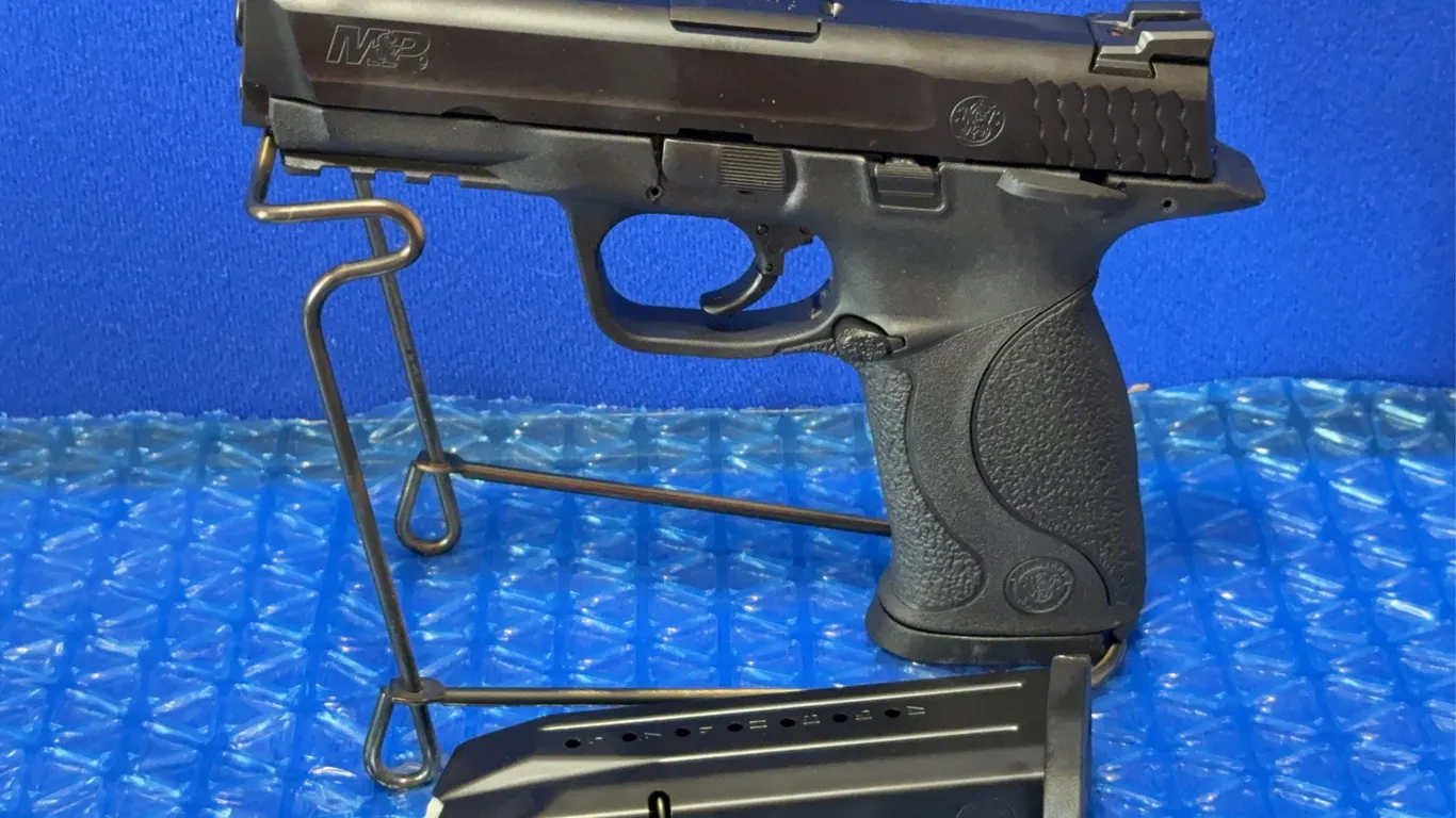 Smith & Wesson M&P 9 Semi Automatic 9mm Pistol With Case