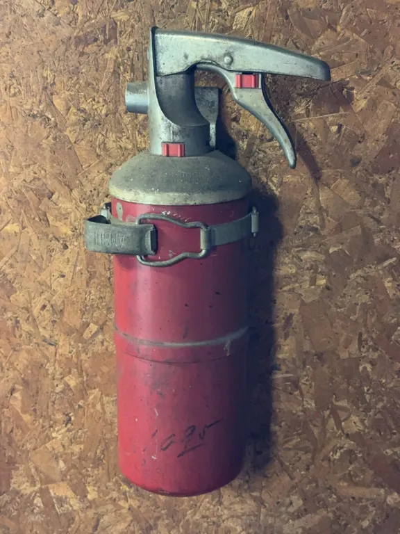 Ansul Dry Chemical Fire Extinguisher With Mounting Bracket