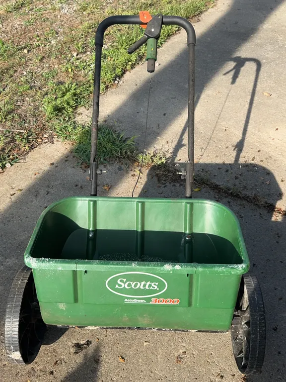 Scotts AccuGreen 3000 Walk Behind Lawn Drop Spreader