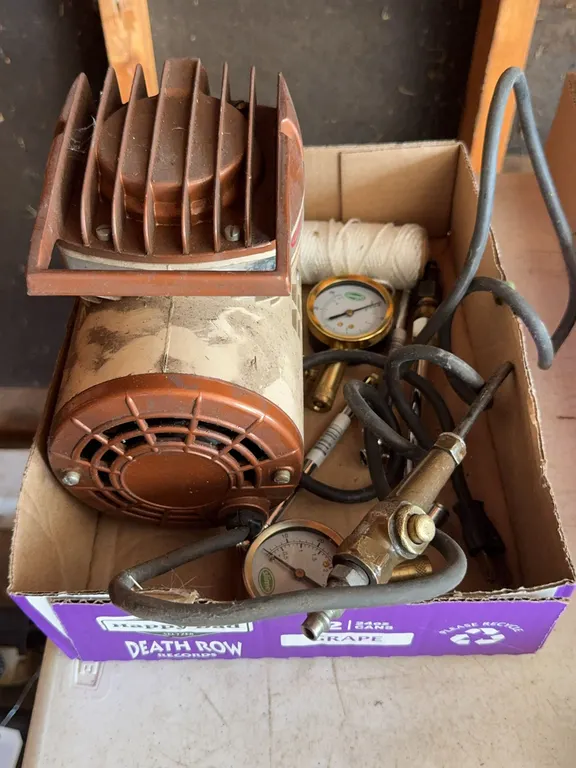 Thomas Industries Sprayit Air Compressor Unit with Slime Pressure Gauges