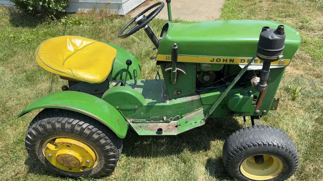 John Deere 112 Lawn and Garden Tractor