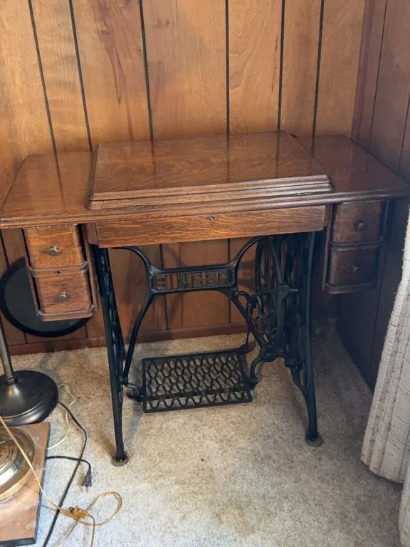Antique Singer Treadle Sewing Machine In Wooden Cabinet Table