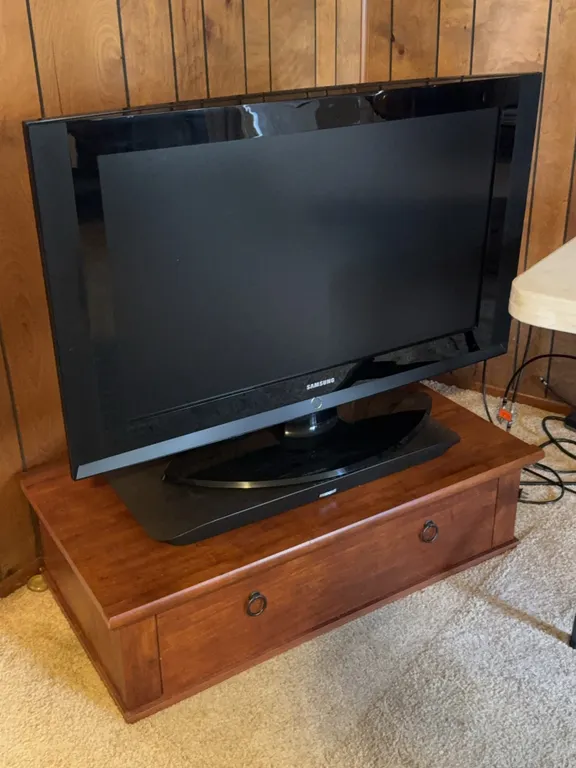 Samsung LN-T3732H 37 Inch LCD Television Receiver With Stand
