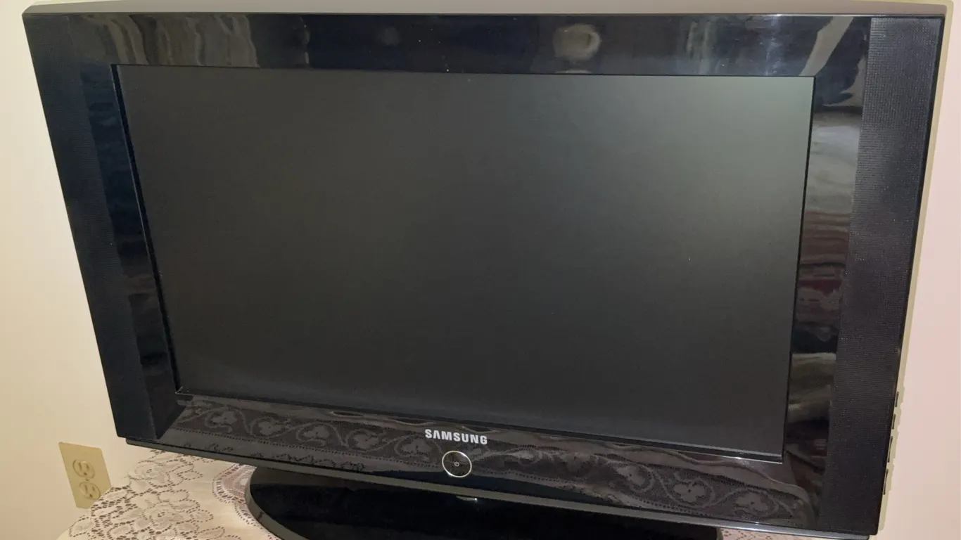 Samsung LN26A330 LCD Television Monitor With Base