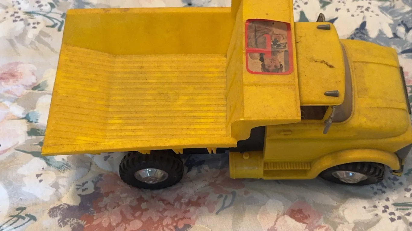 Daisy-Matic D-0062 Plastic Dump Truck and John Deere Toy Trailer