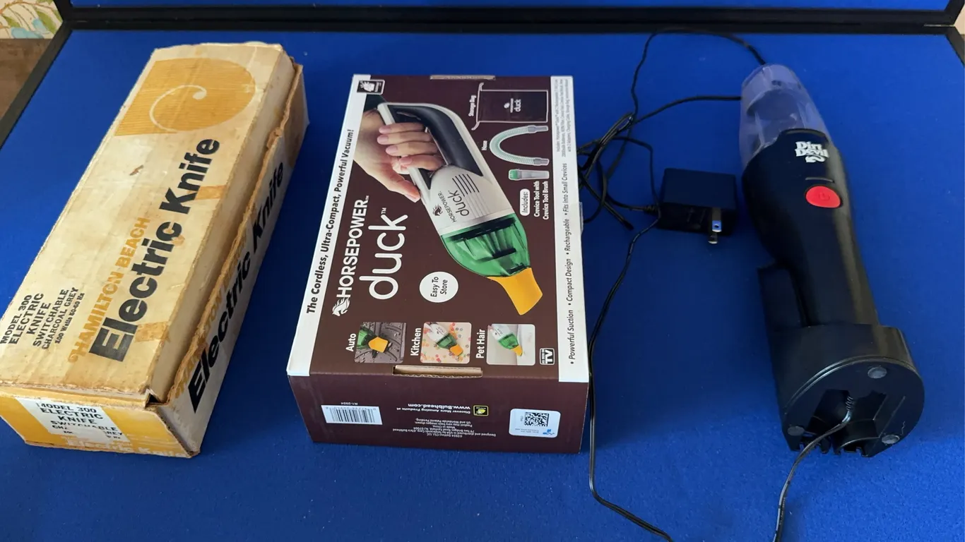 Small Household Appliances Lot Hamilton Beach Electric Knife and Handheld Vacuums