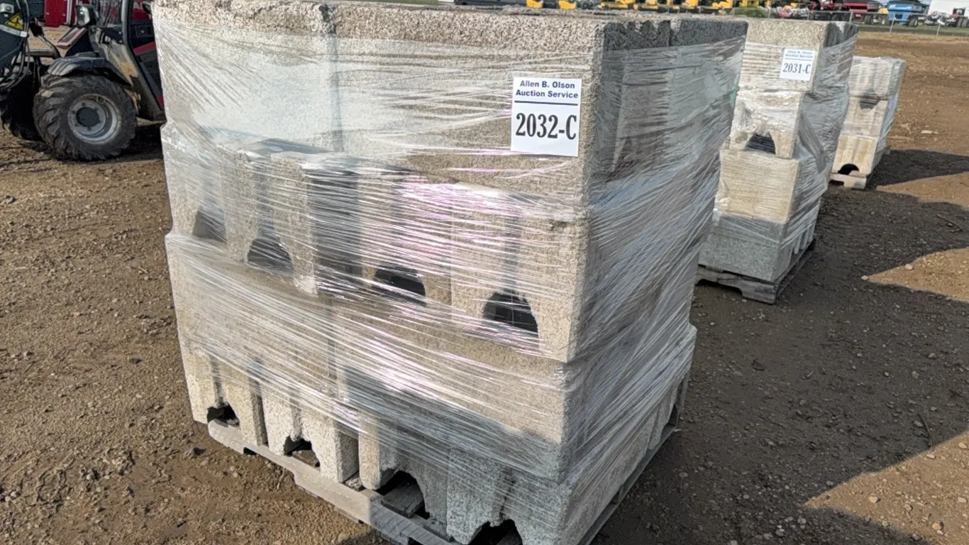 PALLET OF CYNDER BLOCKS