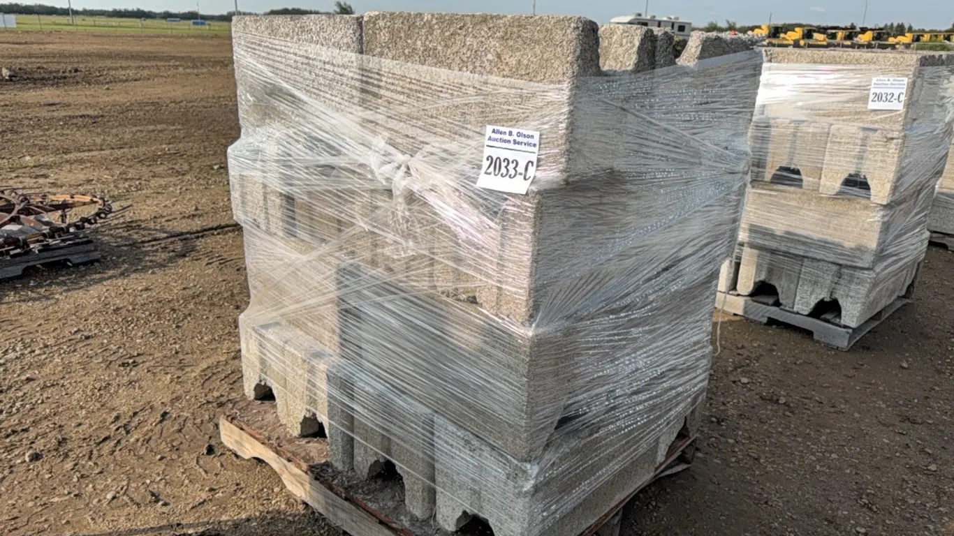 PALLET OF CYNDER BLOCKS