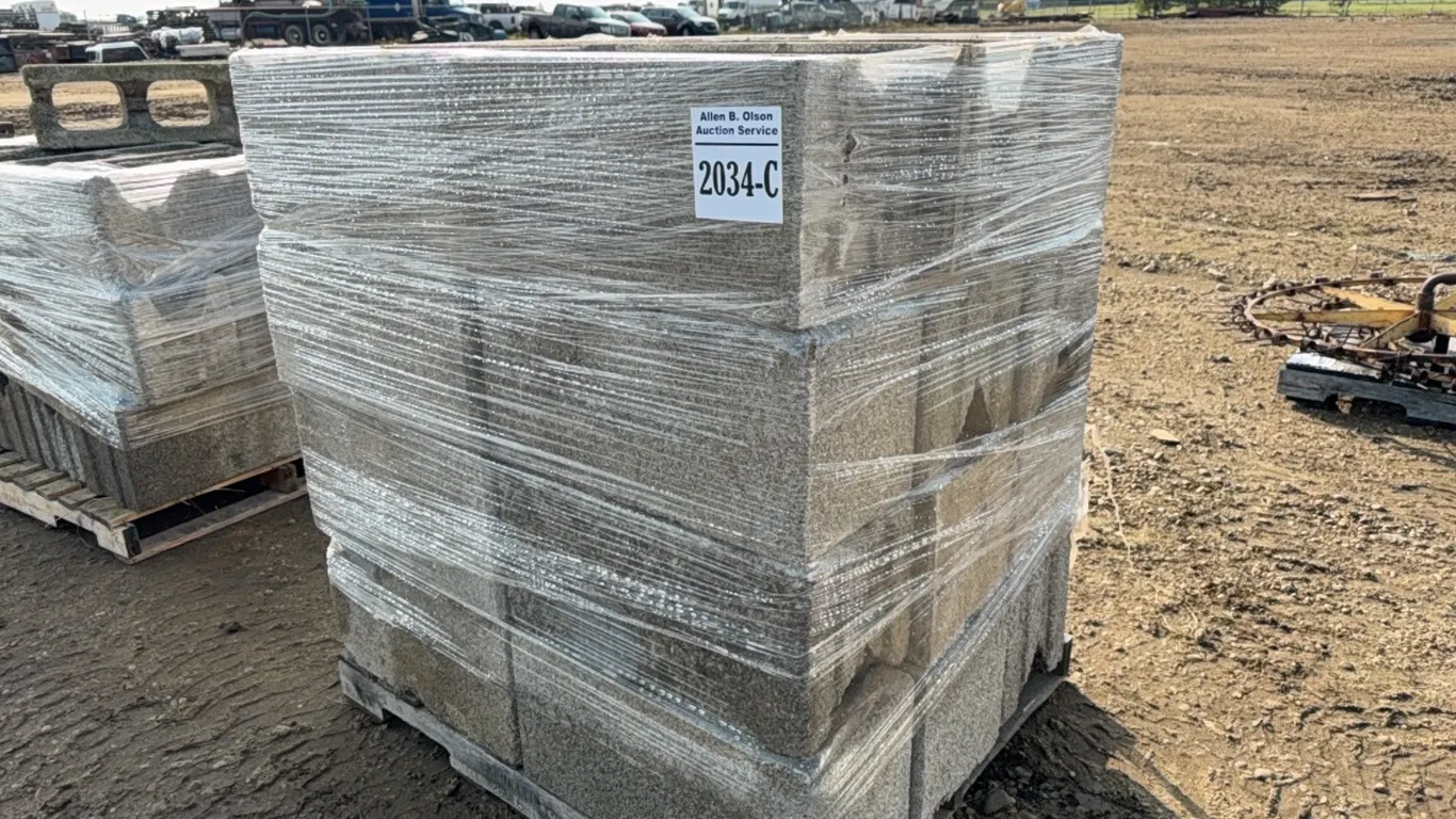 PALLET OF CYNDER BLOCKS