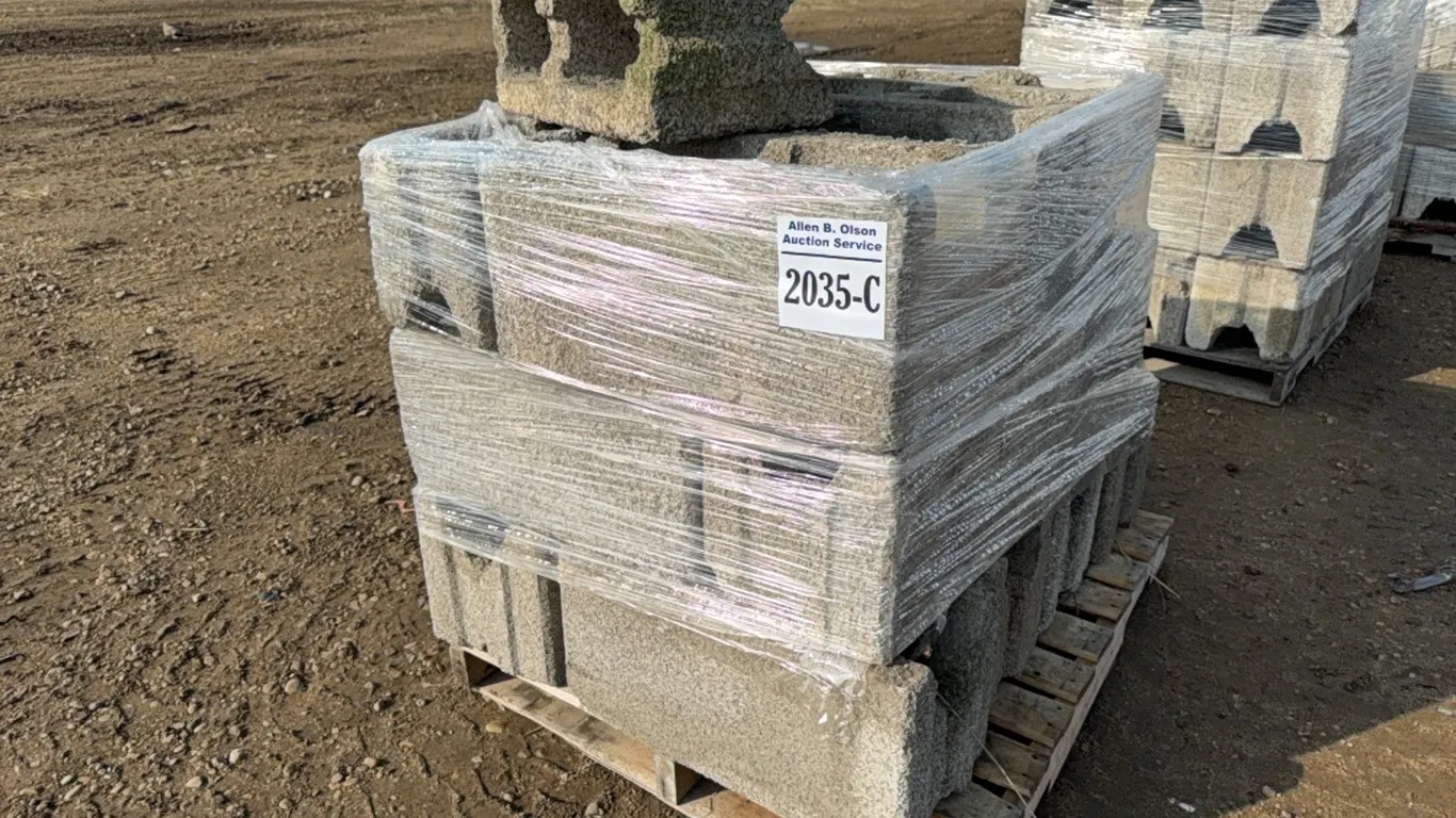 PALLET OF CYNDER BLOCKS