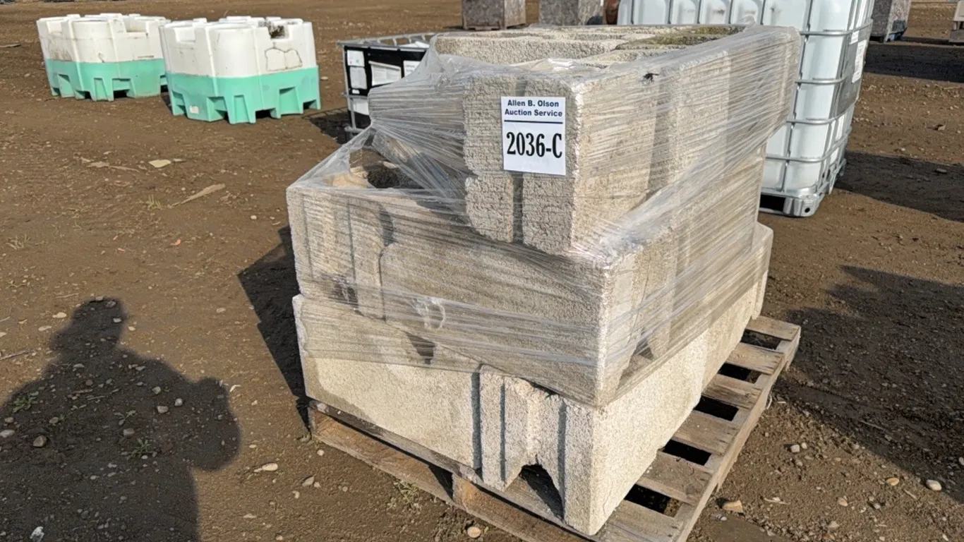 PALLET OF CYNDER BLOCKS