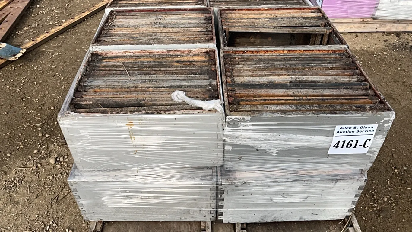 PALLET OF HONEY BEE WOOD TOPPERS