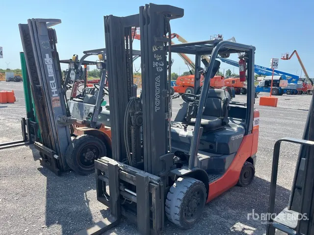 Toyota 8FGCU30 6000 lb Pneumatic Tire Forklift