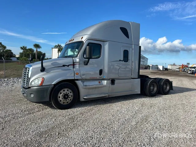 2018 Freightliner Cascadia 125 6x4 T/A Sleeper Truck Tractor