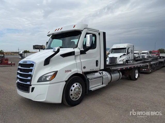 2024 Freightliner Cascadia 116 4x2 Car Carrier Truck