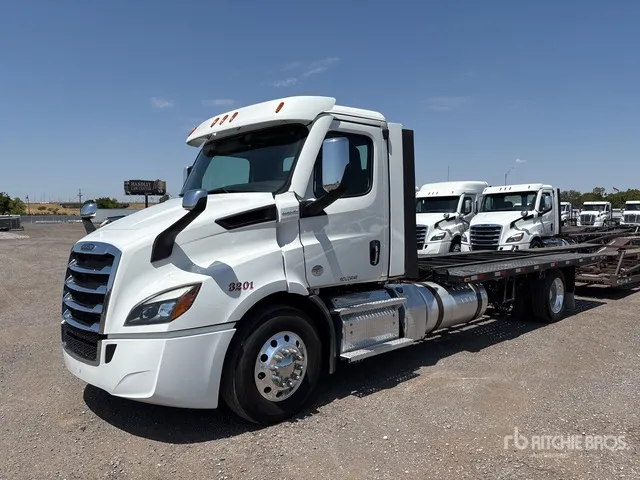 2024 Freightliner Cascadia 116 4x2 Car Carrier Truck