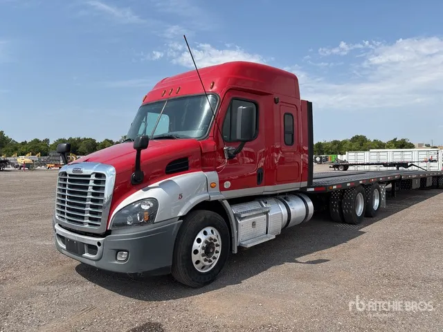 2018 Freightliner Cascadia 113 6x2 Sleeper Car Carrier Truck