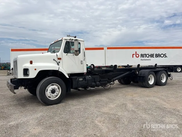 2000 International 2674 Deluxe 6x4 Hooklift Truck