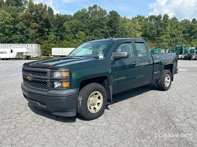 2015 Chevrolet Silverado 1500 4x2 Crew Cab Pickup