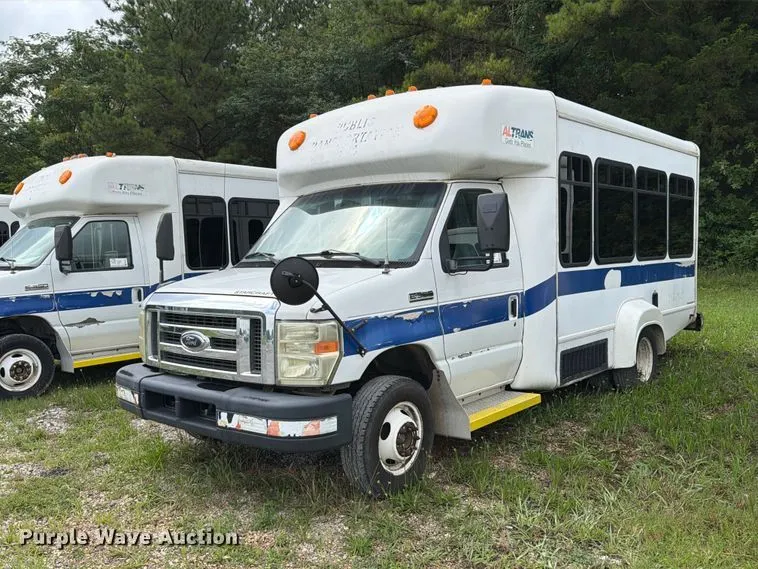 2010 Starcraft Starlite shuttle bus