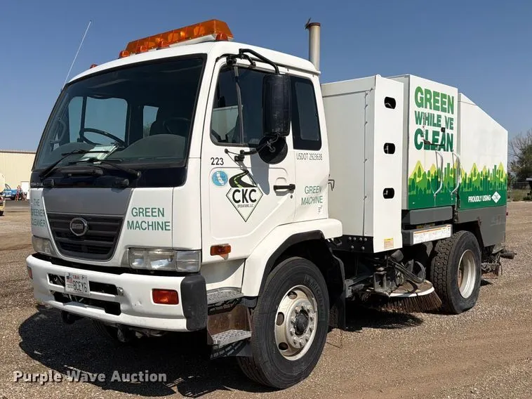 2009 UD UD3300 street sweeper truck