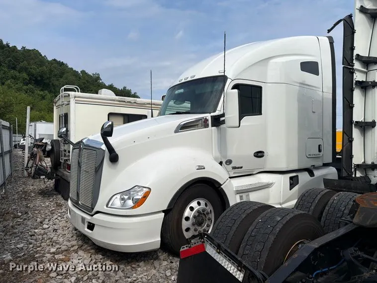 2020 Kenworth T680 semi truck