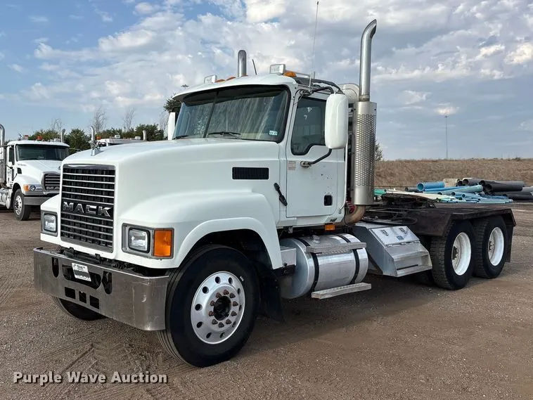 2007 Mack CHN semi truck