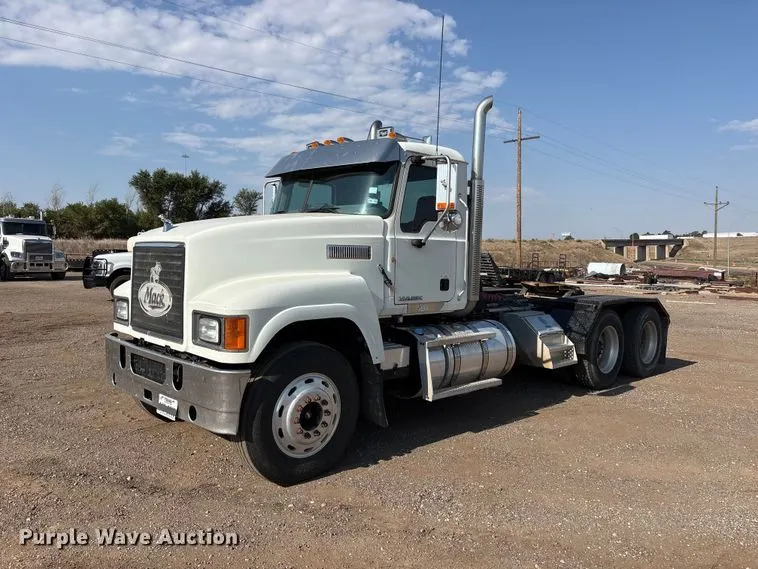 2013 Mack CHU semi truck