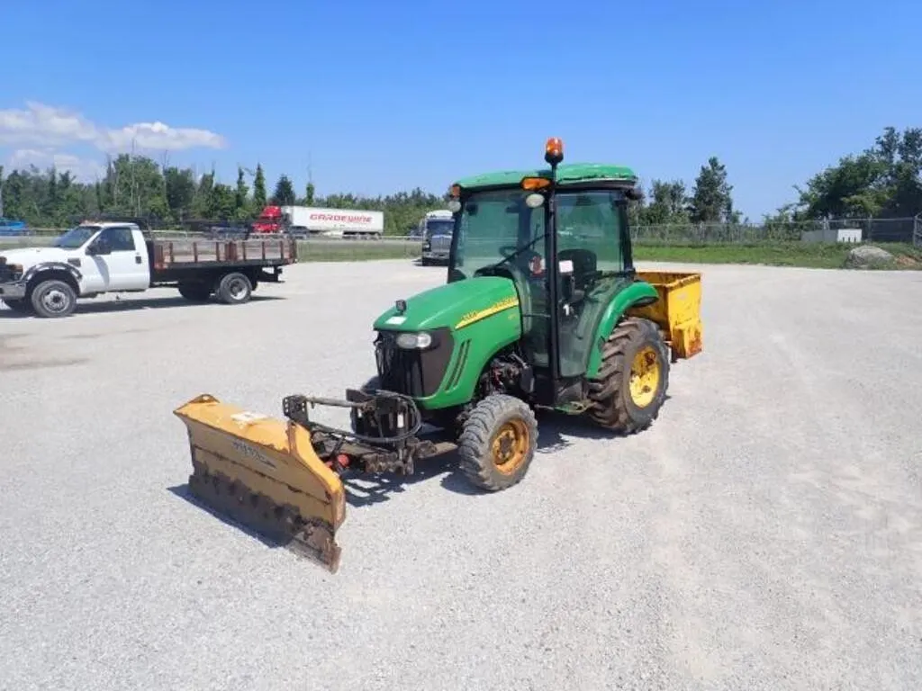 John Deere 3520 Utility Tractor 1LV3520HCCH840054