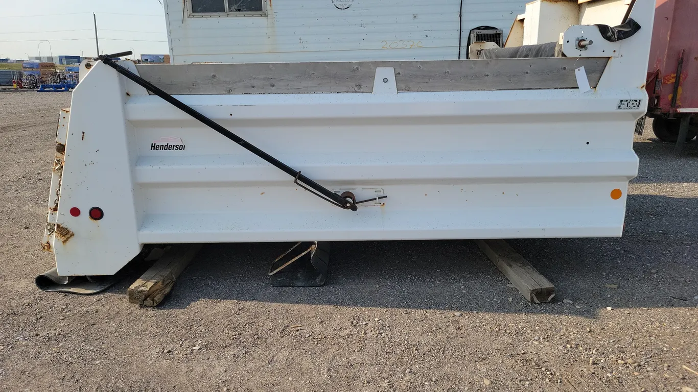 White truck dump body