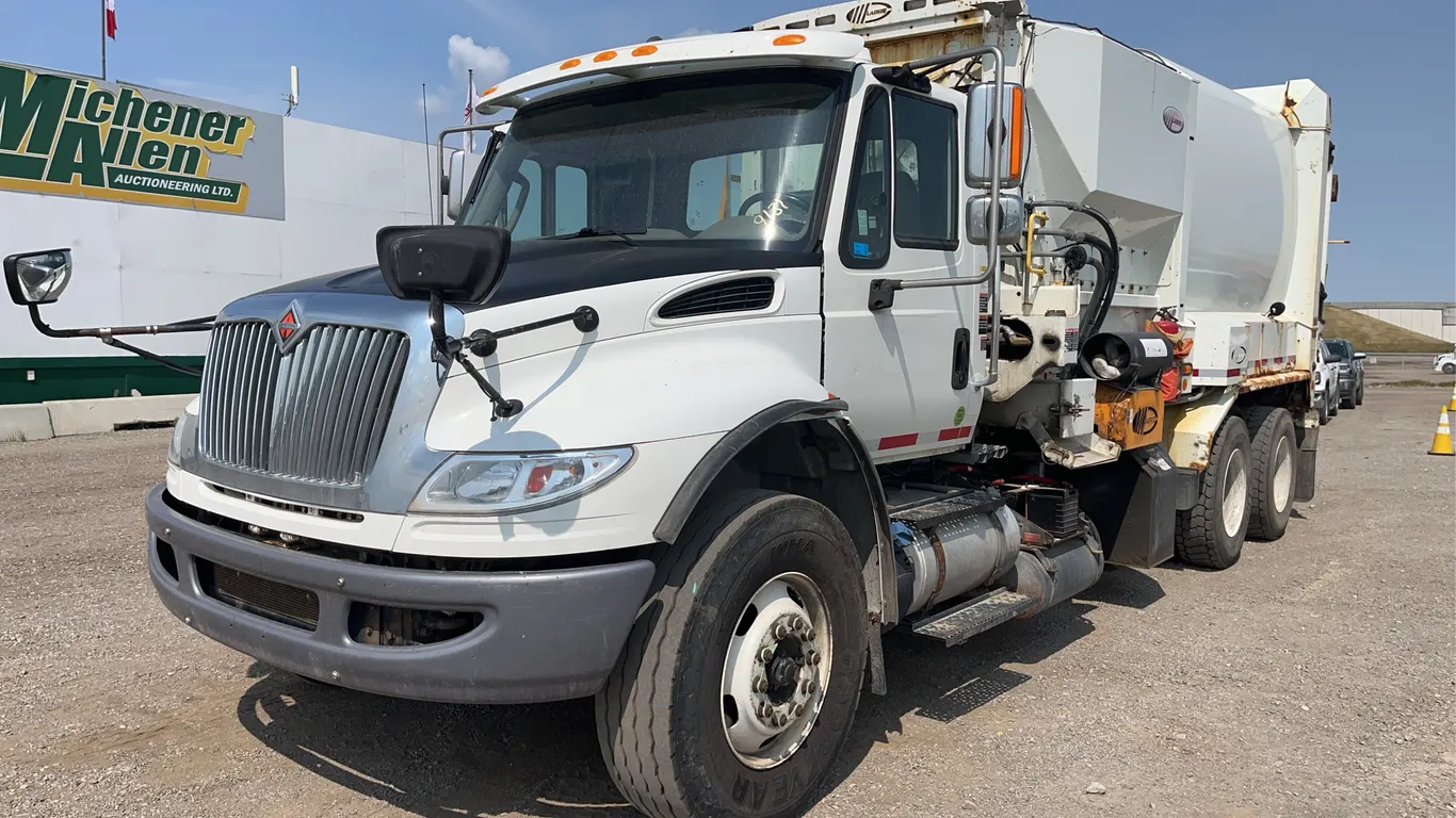 2016 International WorkStar 7400 T/A Refuse Truck