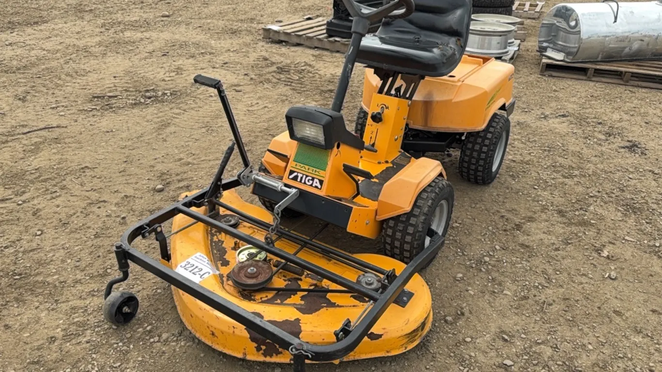 1989 STIGA PARK 16 HST PRO RIDEABLE LAWN MOWER - s/n 1014013
