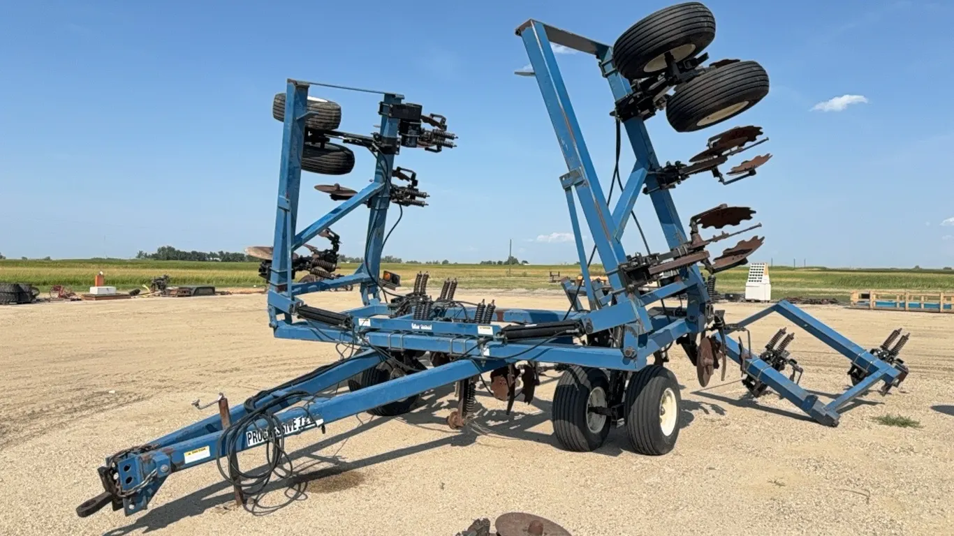 ID 4352 Progressive Strip Tiller w/2 additional Wing Sections