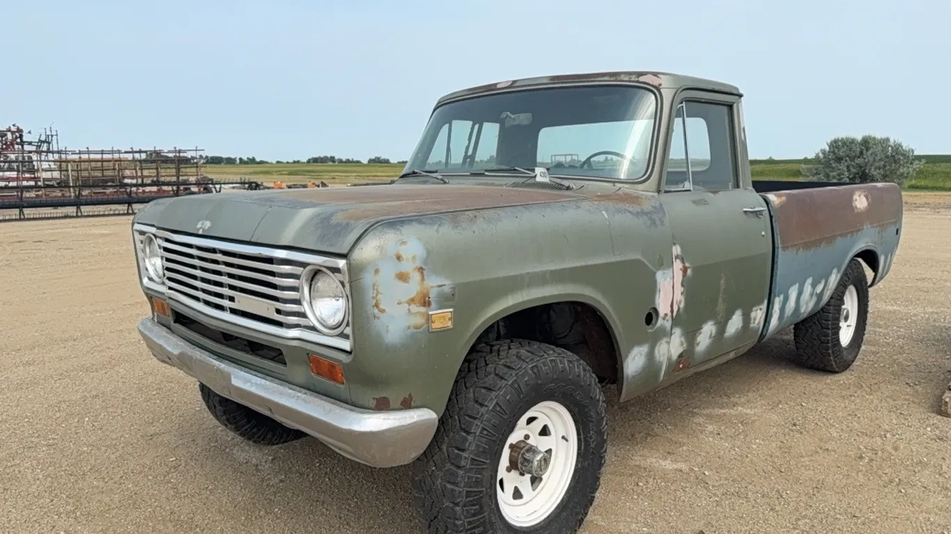 ID 4302 1974 International Harvester 100 4x4 Pickup