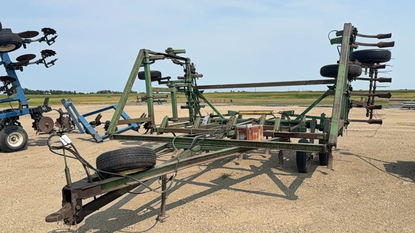 ID 4318 John Deere Chisel Plow