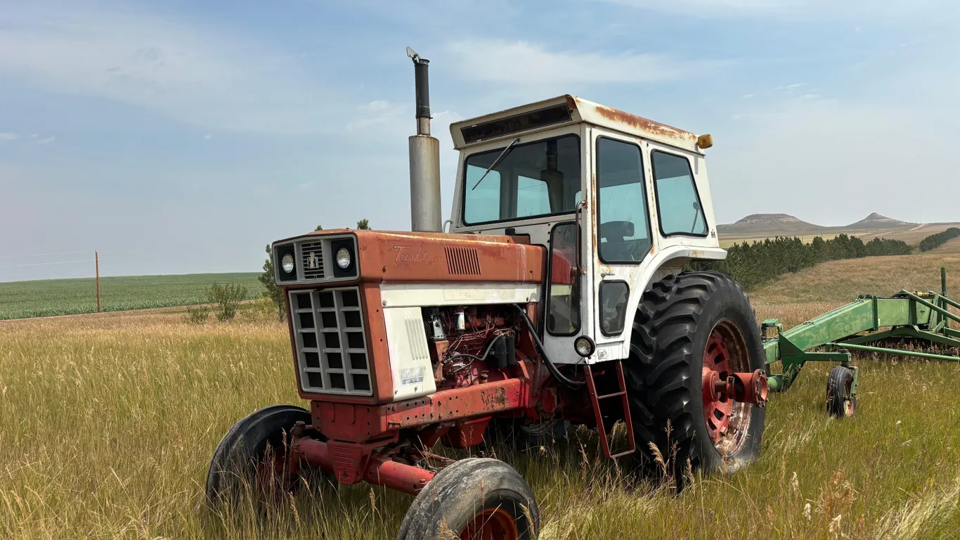 Farmall F1066 Tractor