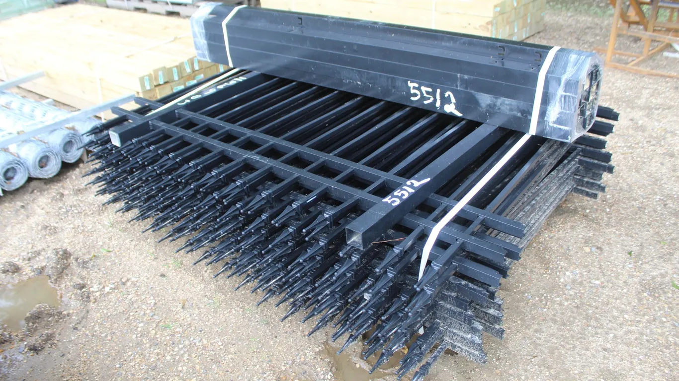BUNDLE OF APPROX 16 ALUMINUM FENCE PANELS, GATE AND POST