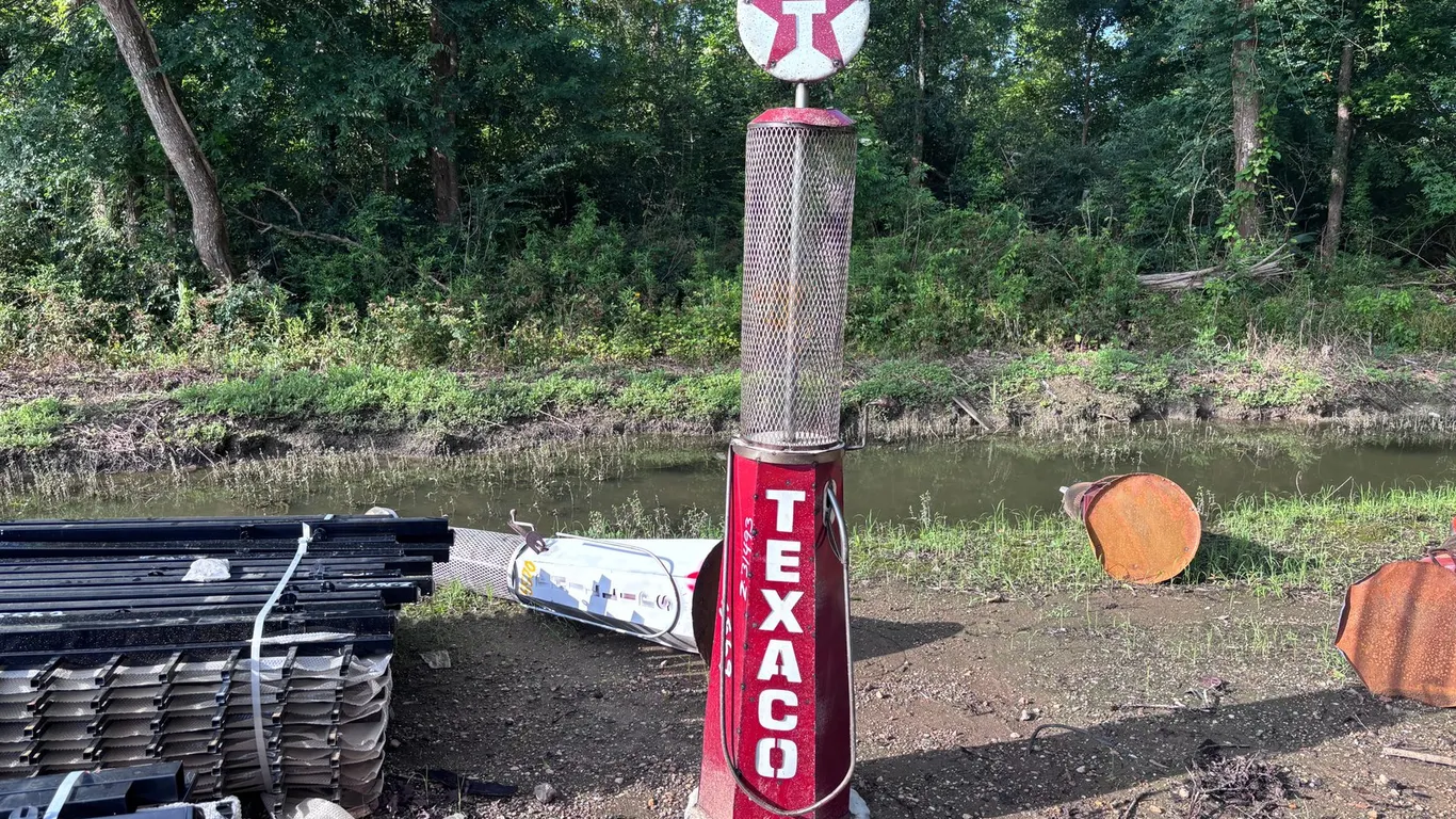 METAL PHILLIPS GAS PUMP