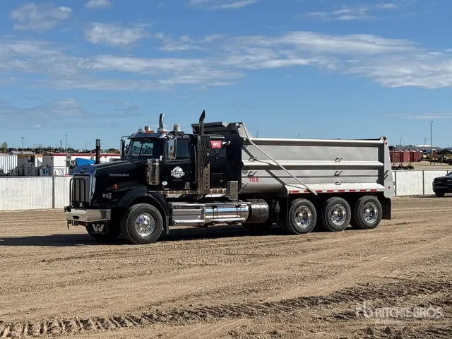 2022 Western Star 4900SA 8x6 Sleeper Tri/A Dump Truck