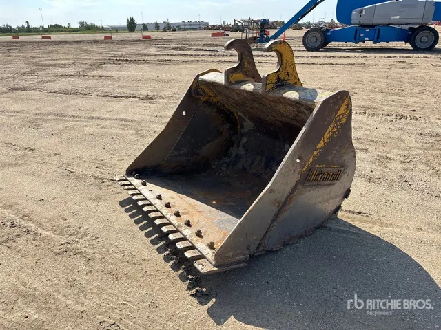 Brandt 60 in Q/C Cleanup Excavator Bucket - Fits 210GLC