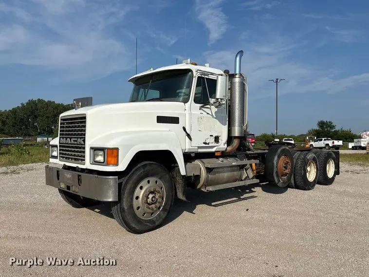 2003 Mack CH613 semi truck