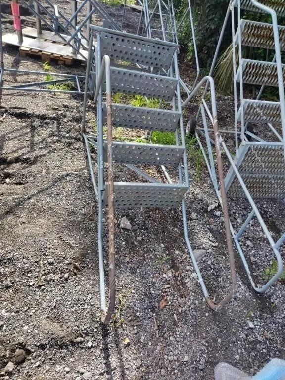 5 STEP ROLLING LADDER