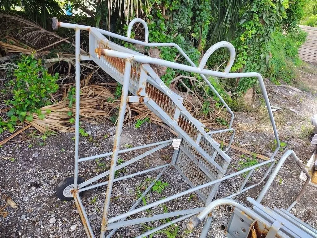 5 STEP ROLLING LADDER