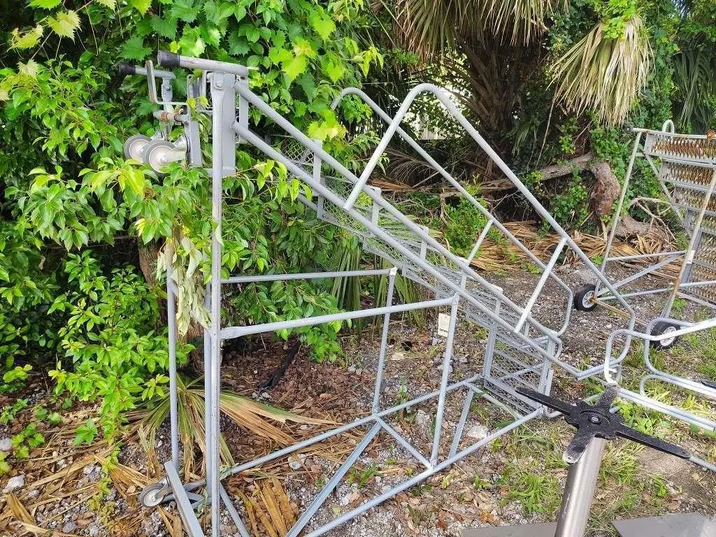 8 STEP ROLLING LADDER